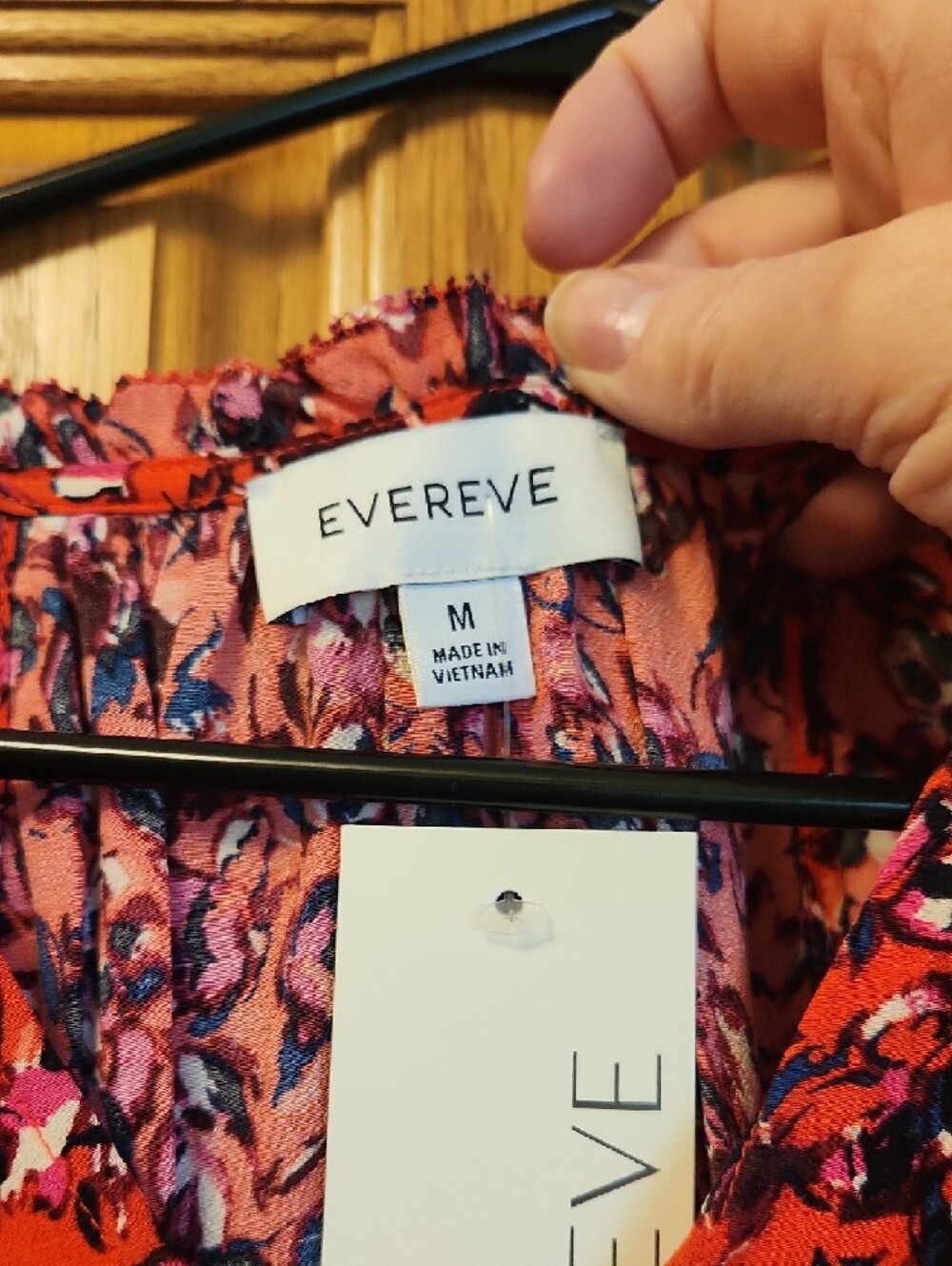 Evereve Red Floral Short-Sleeve V-Neck Blouse - Picture 3 of 7